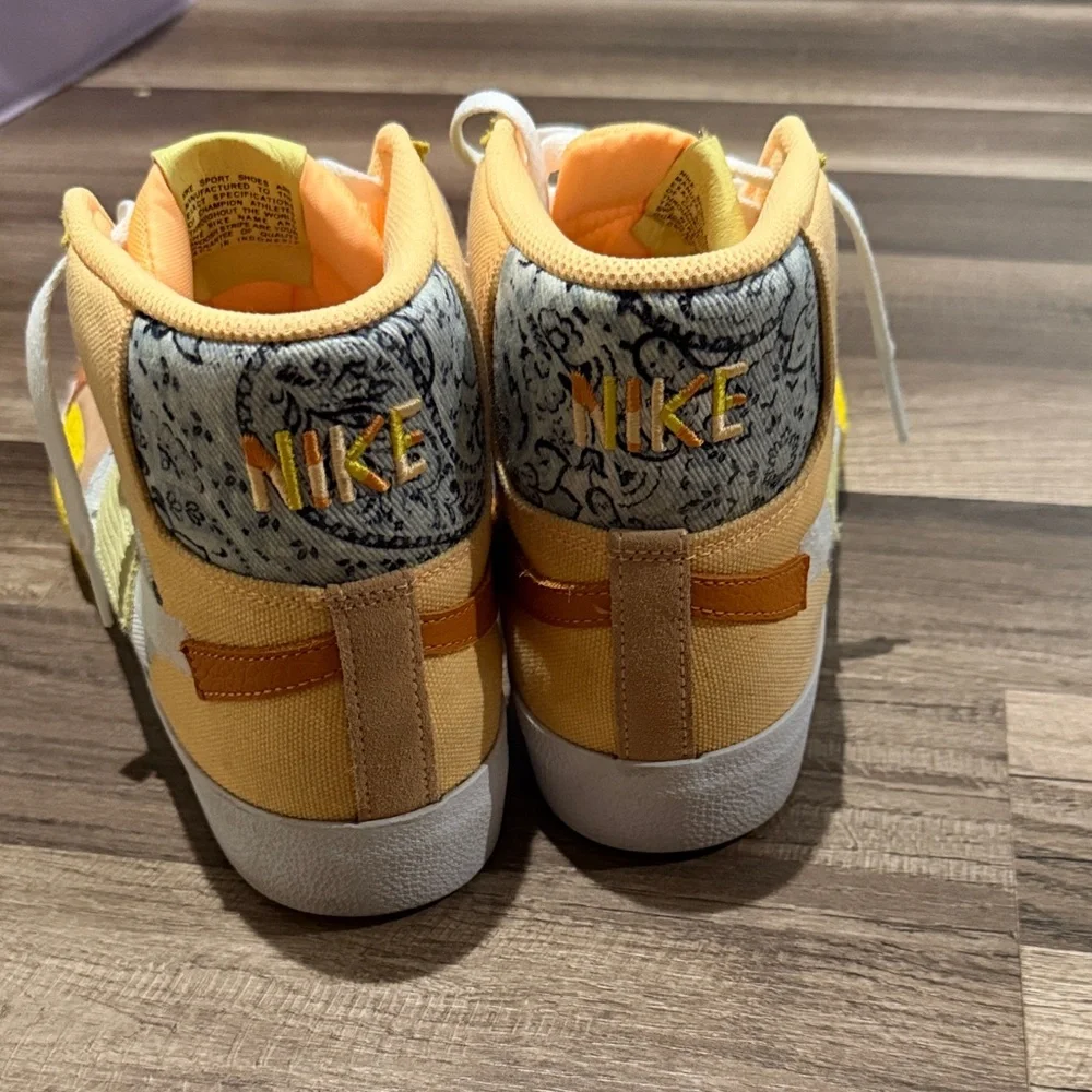 Nike SB Colorful High-Top Sneakers - Picture 4 of 6